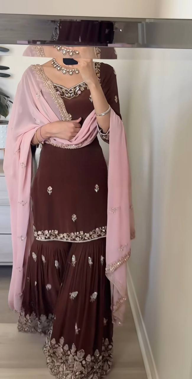 Elegante Anarkali in Maroon mit zartem pinken Dupatta-Glanz