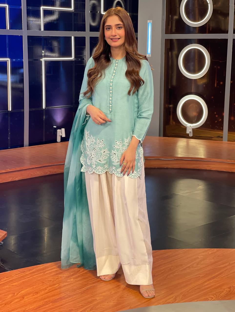 Kareena Kapoor's Chic White Pants: Elevate Your Style Game Effortlessly