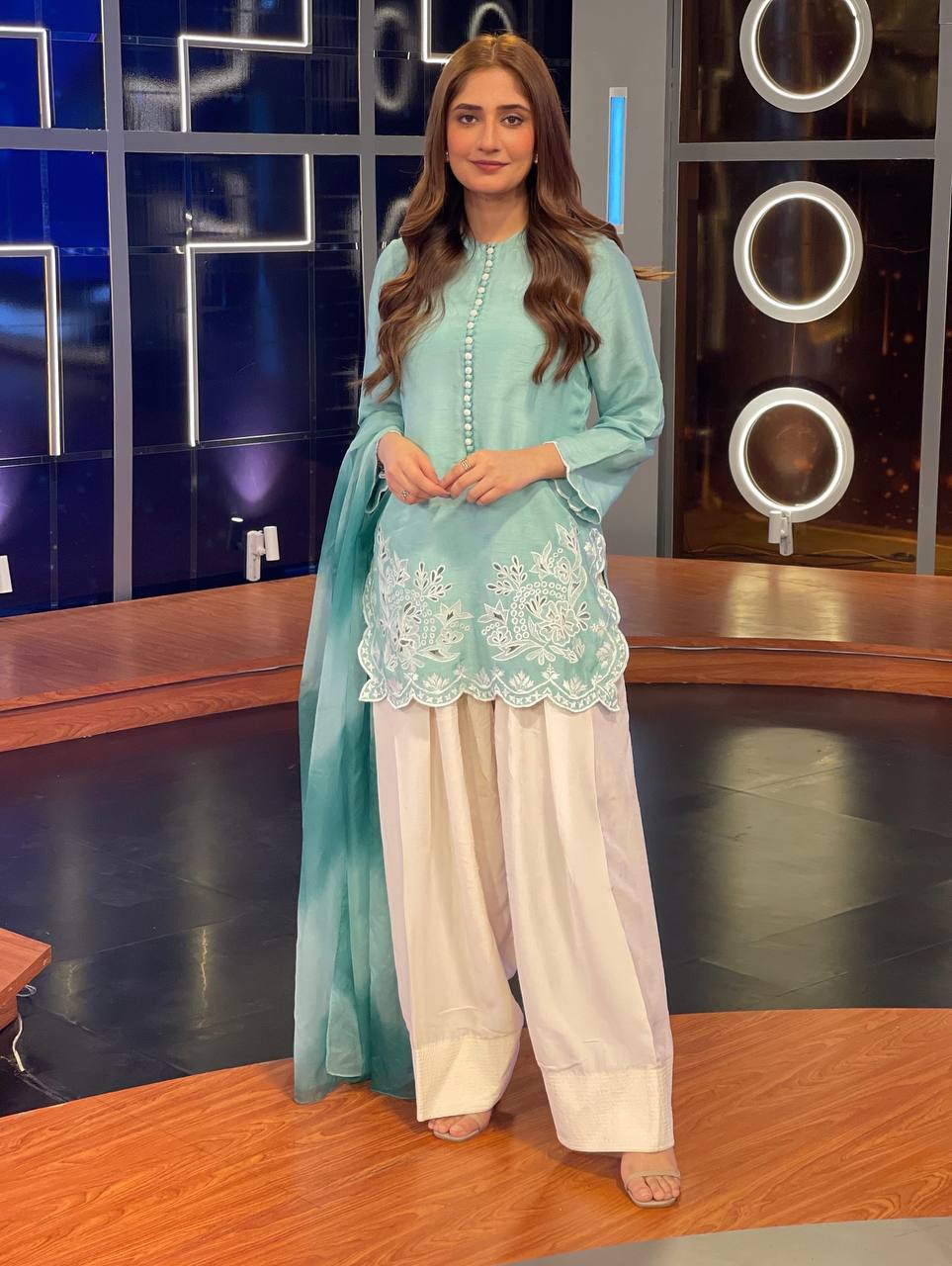 Kareena Kapoor's Chic White Pants: Elevate Your Style Game Effortlessly